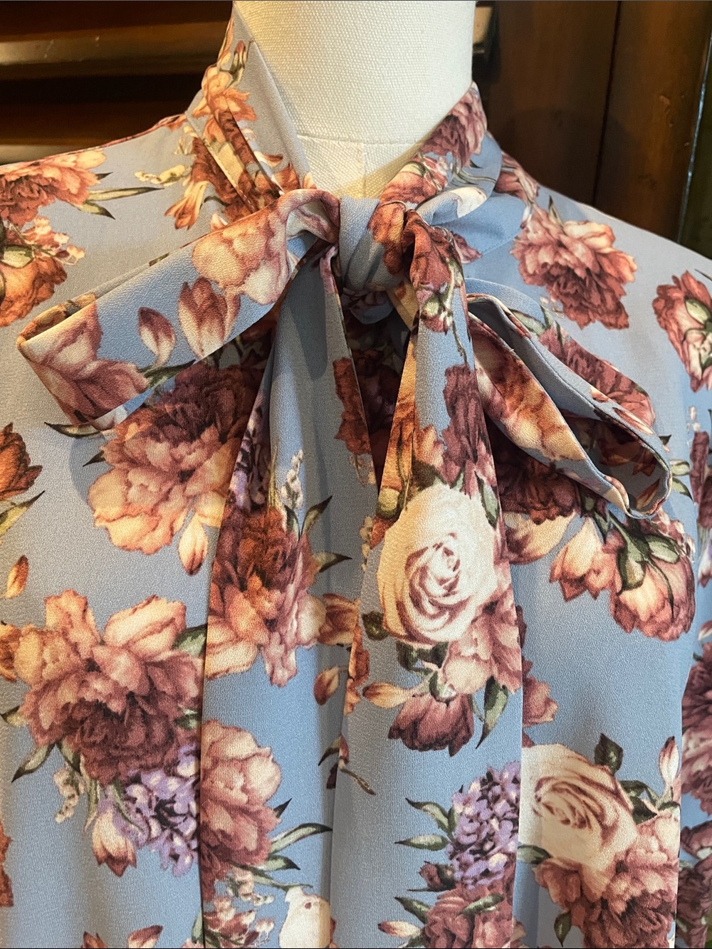 Tahari Arthur S Levine XL Floral Tie-Neck Blouse in Light Blue Floral - Picture 6 of 9